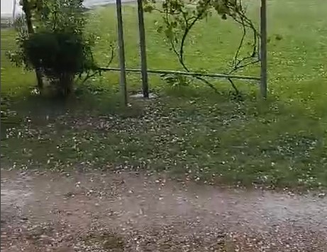 (VIDEO) JAKO NEVRIJEME ZAHVATILO PRNJAVOR Grad zabijelio dvorišta, mještani zabrinuti za usjeve