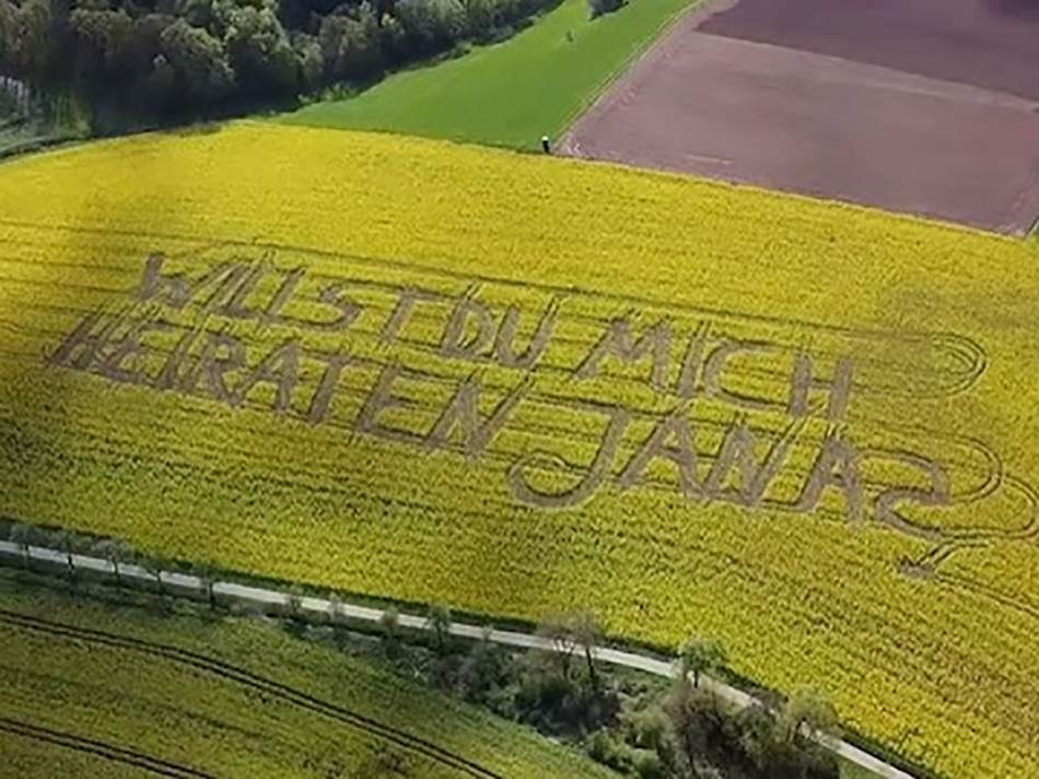(VIDEO) PROSIDBA O KOJOJ BRUJI CIJELI SVIJET! Mladić je svoju djevojku zaprosio uz pomoć GPS-a i kosilice kojom je ispisao poruku u polju