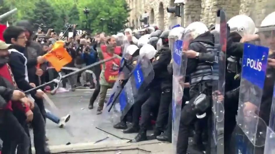 VELIKI NEREDI U ISTANBULU Demonstranti nasrnuli na policiju, trgali im štitove