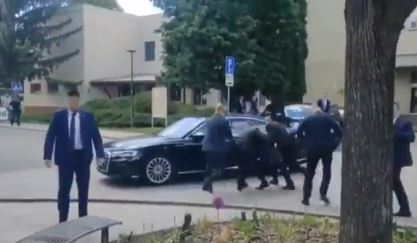 (VIDEO) SLOVAČKI PREMIJER RANJEN U GLAVU? Hitno prebačen u bolnicu, napadač uhapšen na licu mjesta