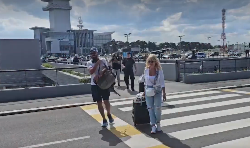 (FOTO) ROKVIĆI SE VRAĆAJU U BEOGRAD Ne skidaju osmijeh sa lica: Prvi stigli Marko i Slavica