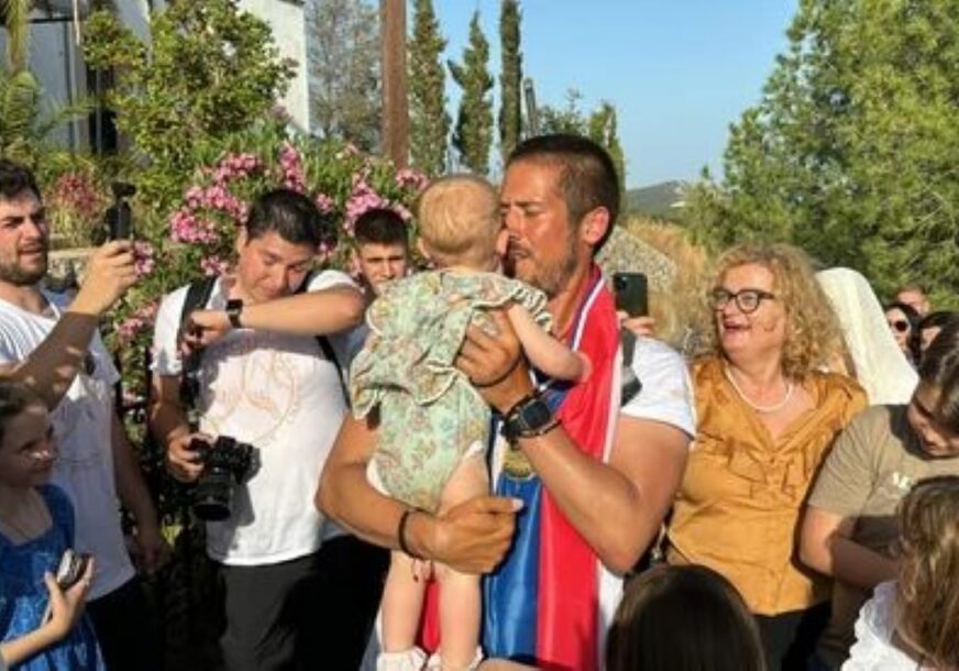 (FOTO) "IDEMO KUĆI" Nikola Rokvić se nakon mjesec dana hodočašća vraća u Beograd