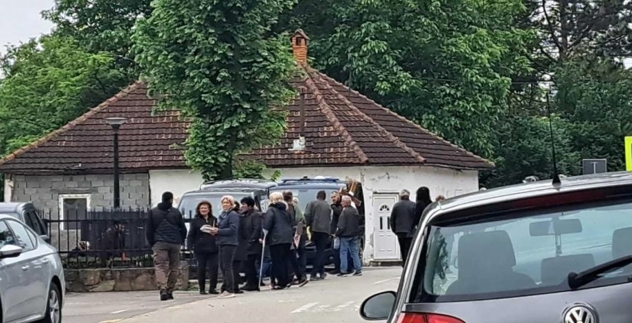 OSUMNJIČENI NA SAHRANI Policija dovela Radoslava na groblje: Zapalio svijeću i prekrstio se, marica ga odmah odvela