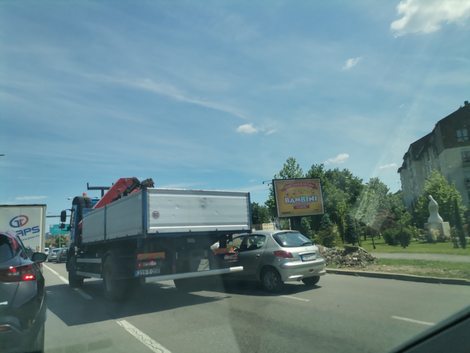 (FOTO) OTEŽAN SAOBRAĆAJ NA ZAPADNOM TRANZITU Sudar kamiona i "pežoa" u Banjaluci