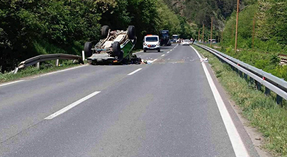 POVRIJEĐENI PREVEZENI U BOLNICU Teška saobraćajka kod Žepča: Auto završilo na krovu