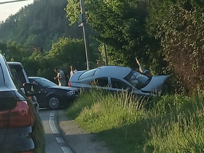 SMRSKAN AUTO U KANALU Težak udes na putu Banjaluka - Jajce, saobraćaj usporen