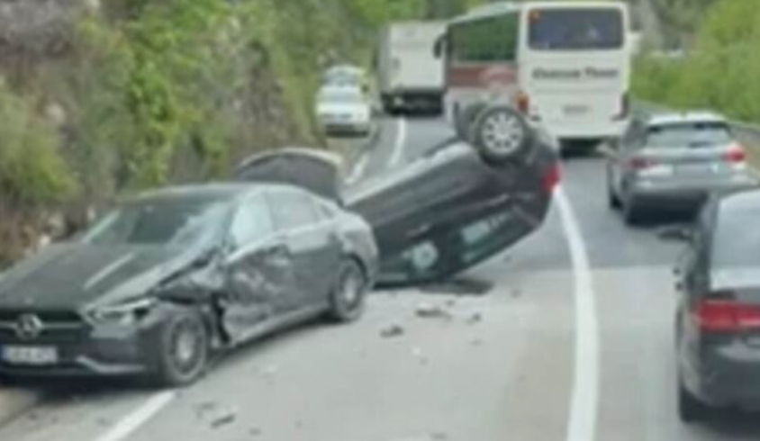 (VIDEO) TEŠKA SAOBRAĆAJKA NA PUTU MOSTAR-SARAJEVO Sudar tri automobila, jedan završio na krovu