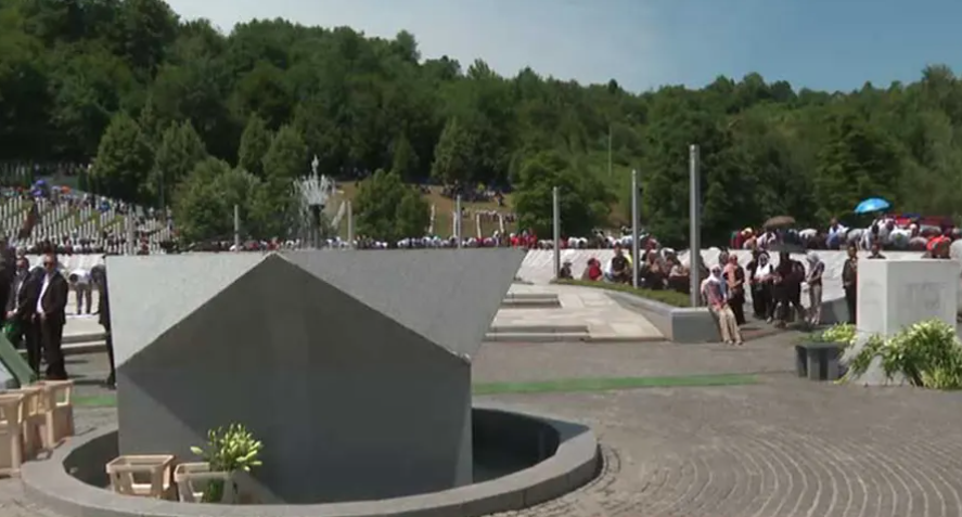 (FOTO) ODBIJEN ZAHTJEV VLADE SRPSKE Memorijalni centar Srebrenica ne dozvoljava polaganje cvijeća srpskim predstavnicima vlasti
