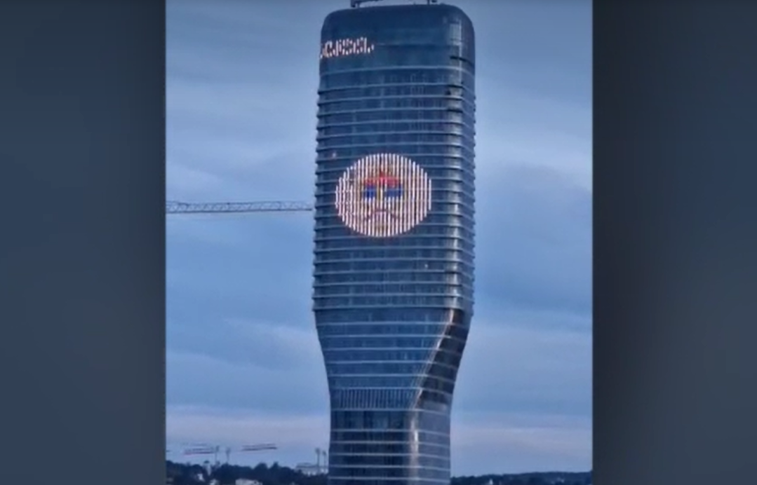 (FOTO) "HVALA VAM PRIJATELJI, PONOSNA SRBIJA I SRPSKA" Na kuli "Beograd" ispisana imena država koje nisu glasale za rezoluciju o Srebrenici