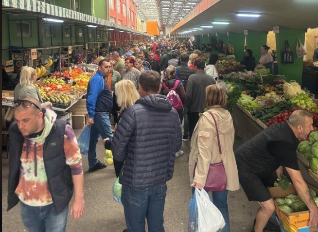 (FOTO) BANJALUČANI SE PRIPREMAJU ZA VASKRS Na Tržnici kao u košnici: Tezge pune robe, kupci nezadovoljni cijenama