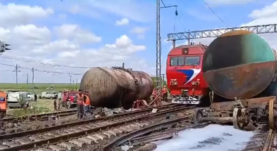 (VIDEO) HAOS U RUSIJI, VOZ ISPAO IZ ŠINA Zapalila se cisterna sa gorivom, požar se proširio na druge vagone