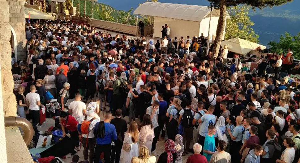 (FOTO) PREDIVNI PRIZORI Hiljade vjernika došlo na poklonjenje Svetom Vasiliju Ostroškom