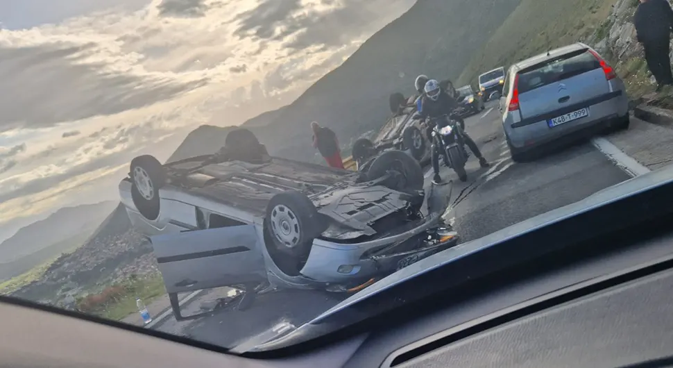 SAOBRAĆAJKA U TREBINJU Dva vozila završila na krovu