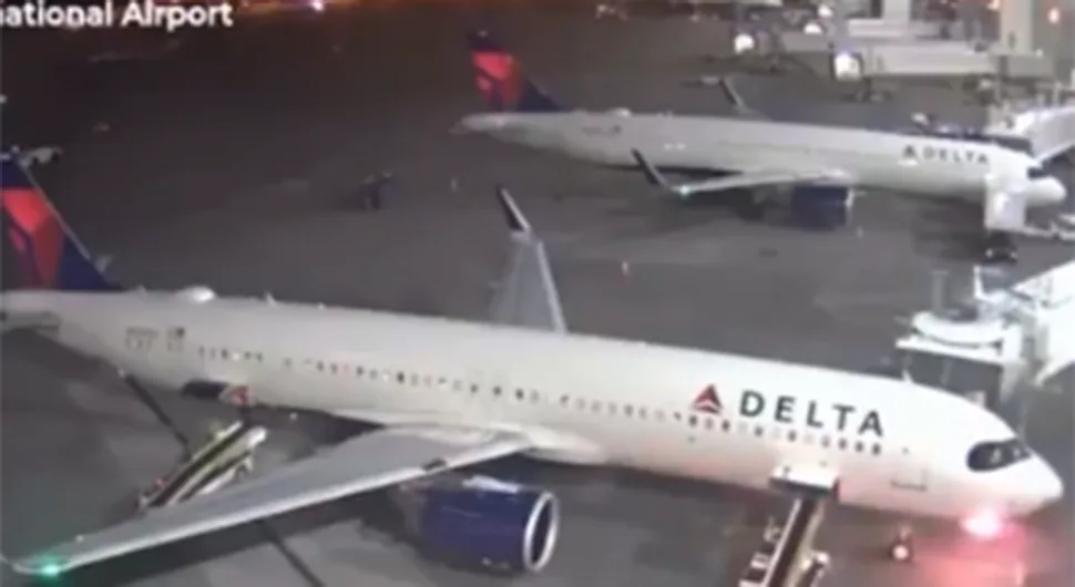 (VIDEO) DRAMA NA AERODROMU Planuo avion, putnici hodaju po krilu