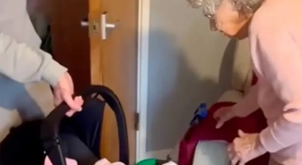 (VIDEO) SNIMAK RAZNJEŽIO MILIONE Baka (96) po prvi put uzela u naručje svoje praunuče