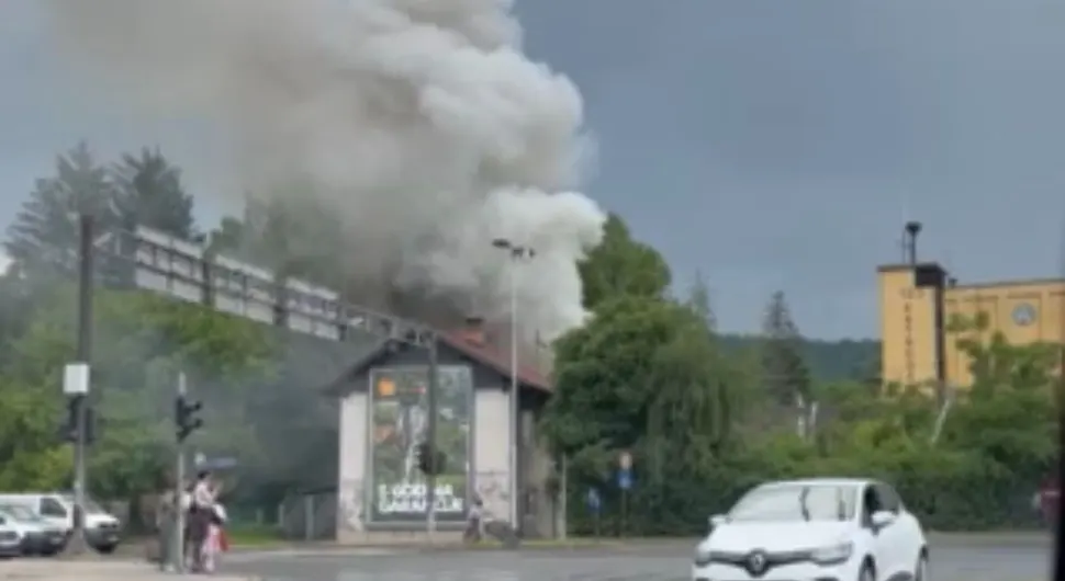 POŽAR U TUZLI Gusti dim kulja iz objekta