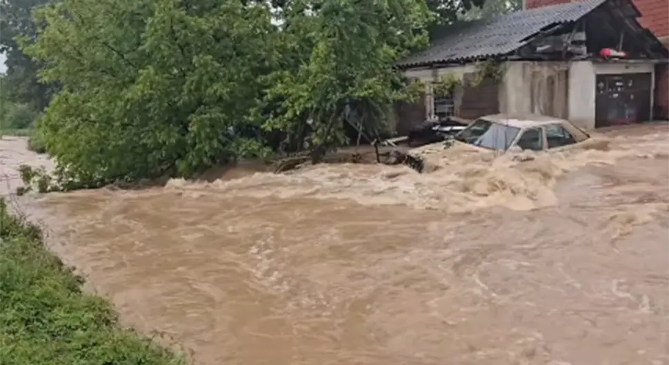 (VIDEO) IZLILA SE RIJEKA, KUĆE POPLAVLJENE Proglašeno vanredno stanje u dijelu Srbije