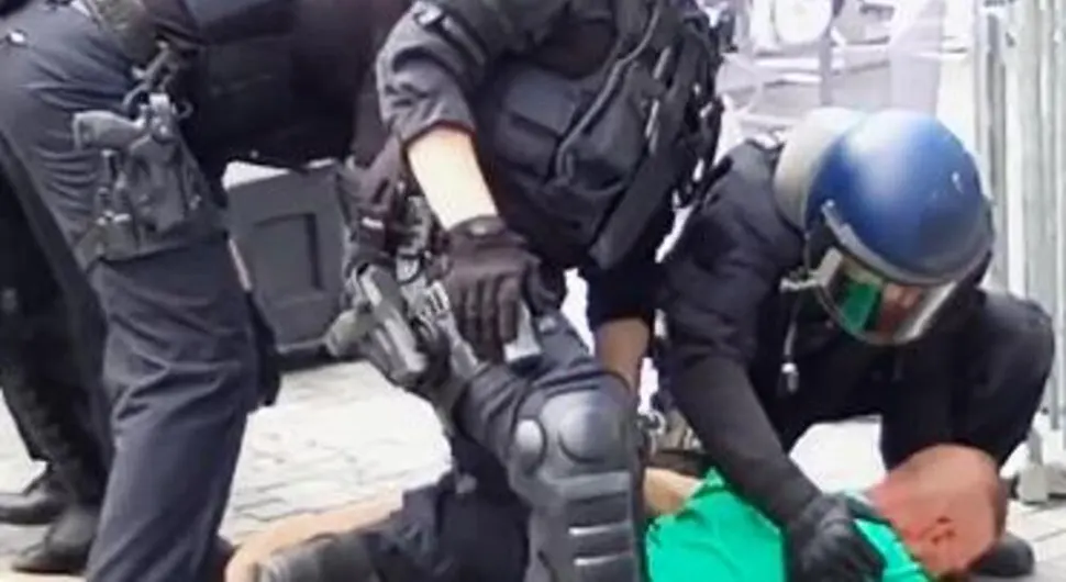 (VIDEO) OPŠTI HAOS NA ULICAMA BERLINA Potukli se navijači Fenerbahčea i Panatinaikosa, policija izašla na ulice