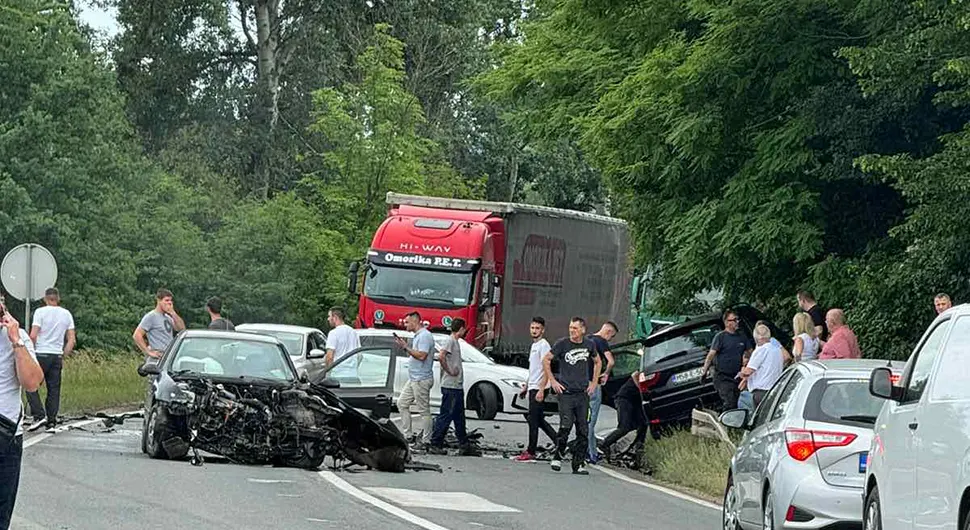 AUTOMOBIL SMRSKAN Težak udes kod Doboja