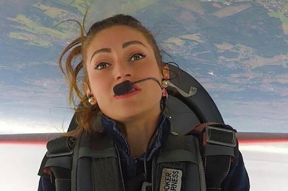 (VIDEO) USRED LETA OTPAO POKLOPAC KABINE Djevojka ostala nepovrijeđena nakon bizarnog incidenta