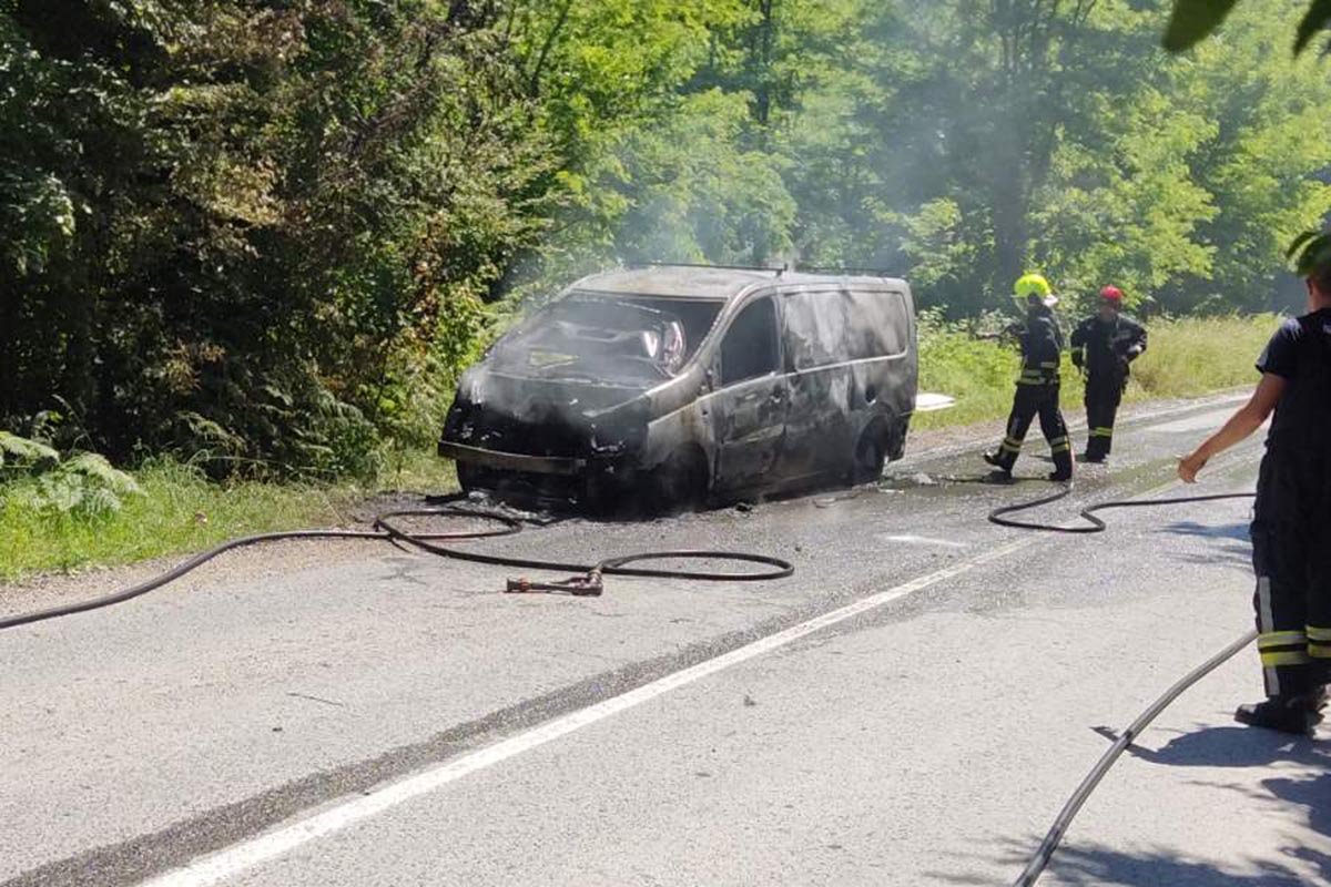 DRAMA U KARANOVCU Kombi u potpunosti izgorio