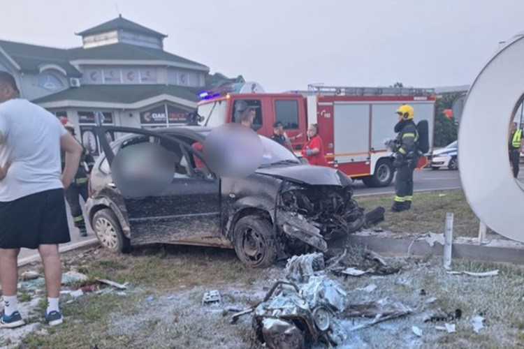 AUTOMOBIL POTPUNO SMRSKAN U teškoj saobraćajnoj nesreći poginulo jedno lice