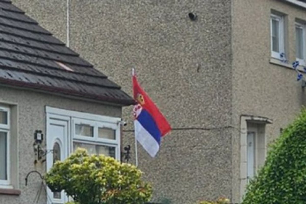 (FOTO) TROBOJKA SE ZAVIJORILA I NA OSTRVU Navijač Škotske razvio zastavu Srbije: Razlog je urnebesan