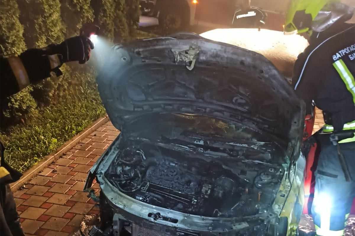 INCIDENT U BANJALUCI Gorio automobil u gradskom naselju