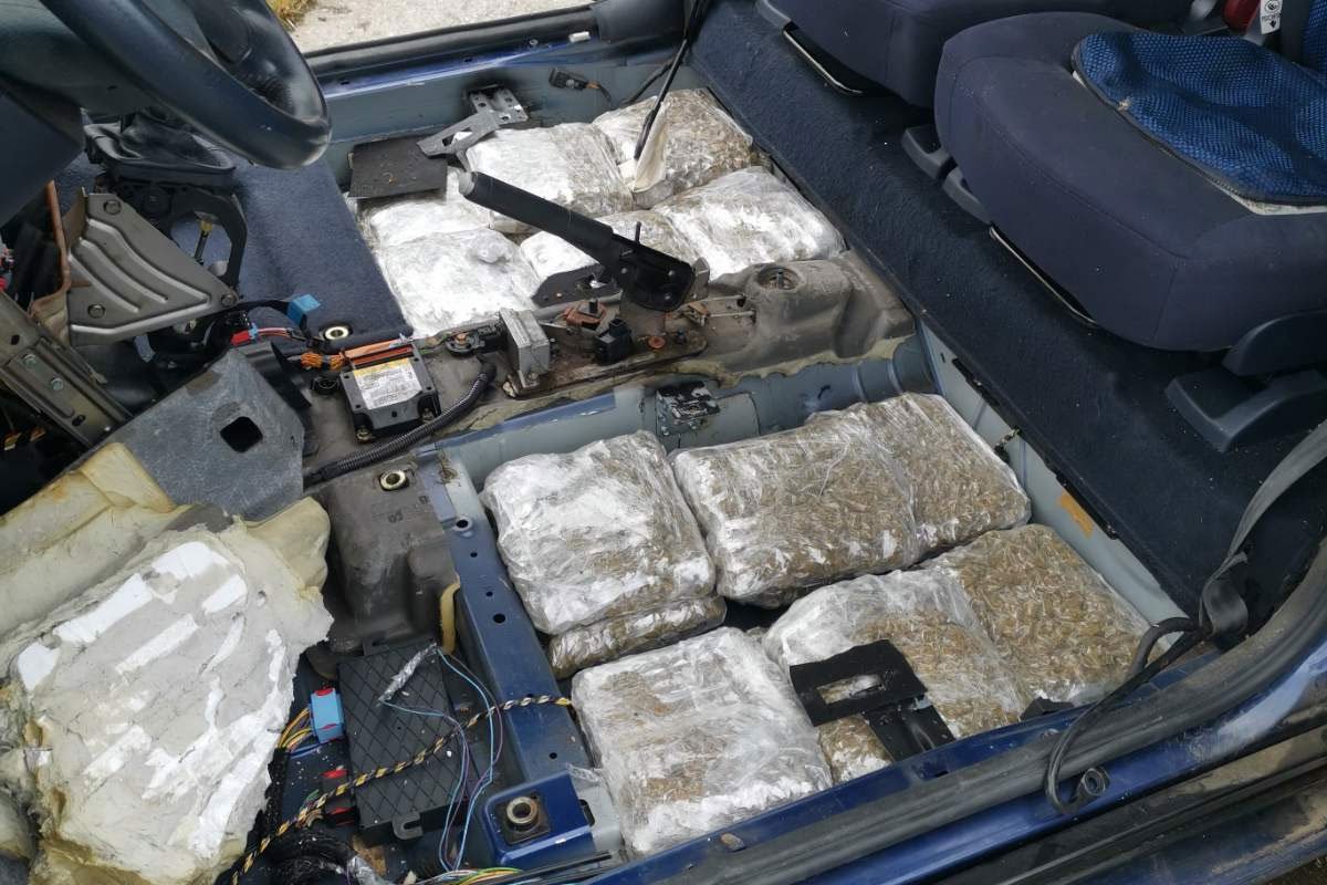 BILA SKRIVENA U PODU VOZILA Policija u Doboju oduzela auto 8. aprila, a tek danas pronašla 11 kg droge u njemu
