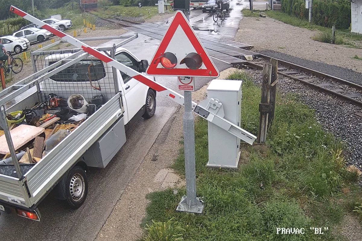 (VIDEO) NESAVJESNI VOZAČI PONOVO PRAVE PROBLEME Novi incidenti na pružnim prelazima u Banjaluci, oglasile se Željeznice RS