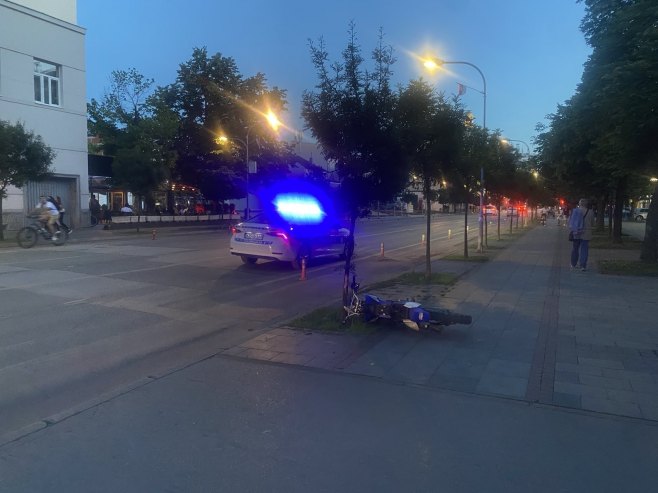 (FOTO) HITNA POMOĆ ODVEZLA VOZAČA Saobraćajna nesreća u centru Banjaluke, motociklista sletio sa puta
