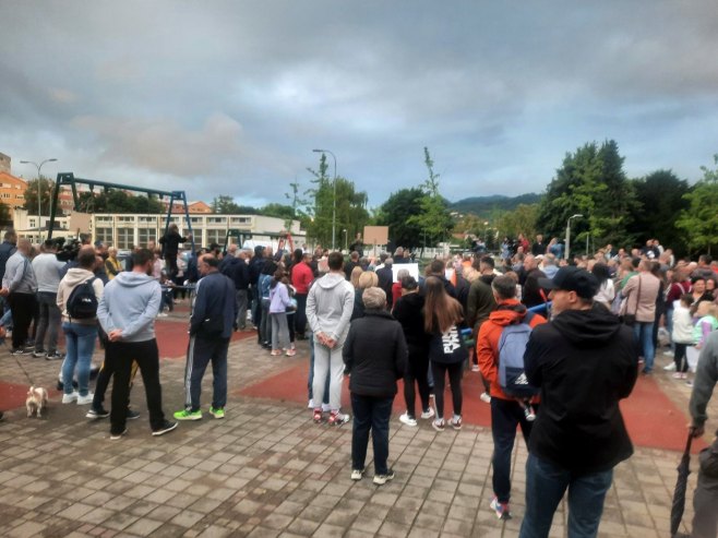 (VIDEO) GRAĐANI OGORČENI NA OVU ODLUKU Protest u banjalučkom naselju Borik zbog izgradnje nebodera