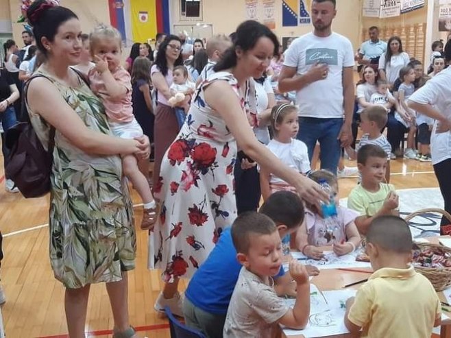 PORODICA NA PRVOM MJESTU Konferencija beba u Mrkonjić Gradu