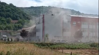 (VIDEO) GORI FABRIKA U VISOKOM Vatrogasci na licu mjesta