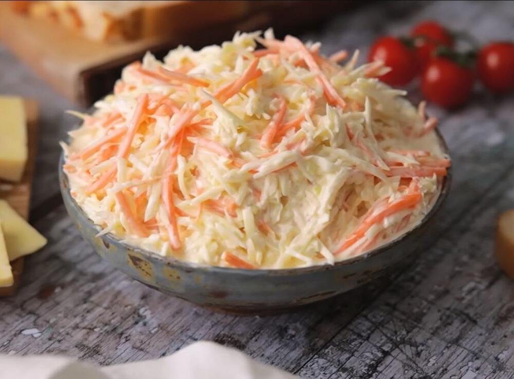 OVAKO SE PRAVI NAJPOZNATIJA KUPUS SALATA NA SVIJETU Osvježavajuća, neodoljivog ukusa, zasitna i gotova za nekoliko minuta