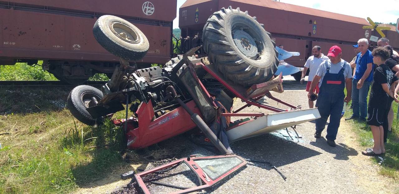(FOTO) UŽAS U MODRIČI Teretni voz naletio na traktor