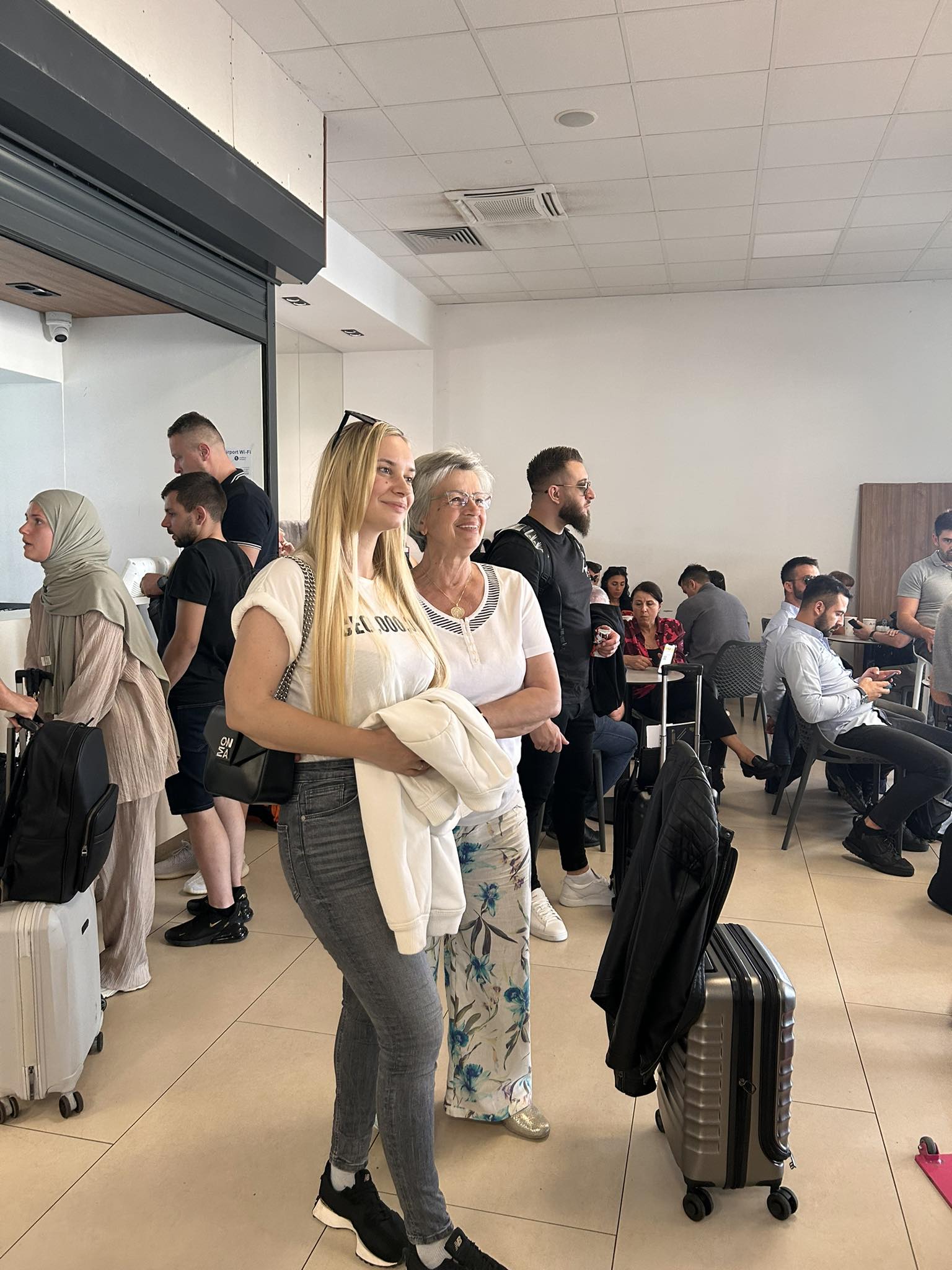 (FOTO) ŠEJLA ZONIĆ UHVAĆENA NA AERODROMU U BANJALUCI Evo gdje se uputila pobjednica Zvezda Granda u jeku skandala: Ne odvaja se od supruga