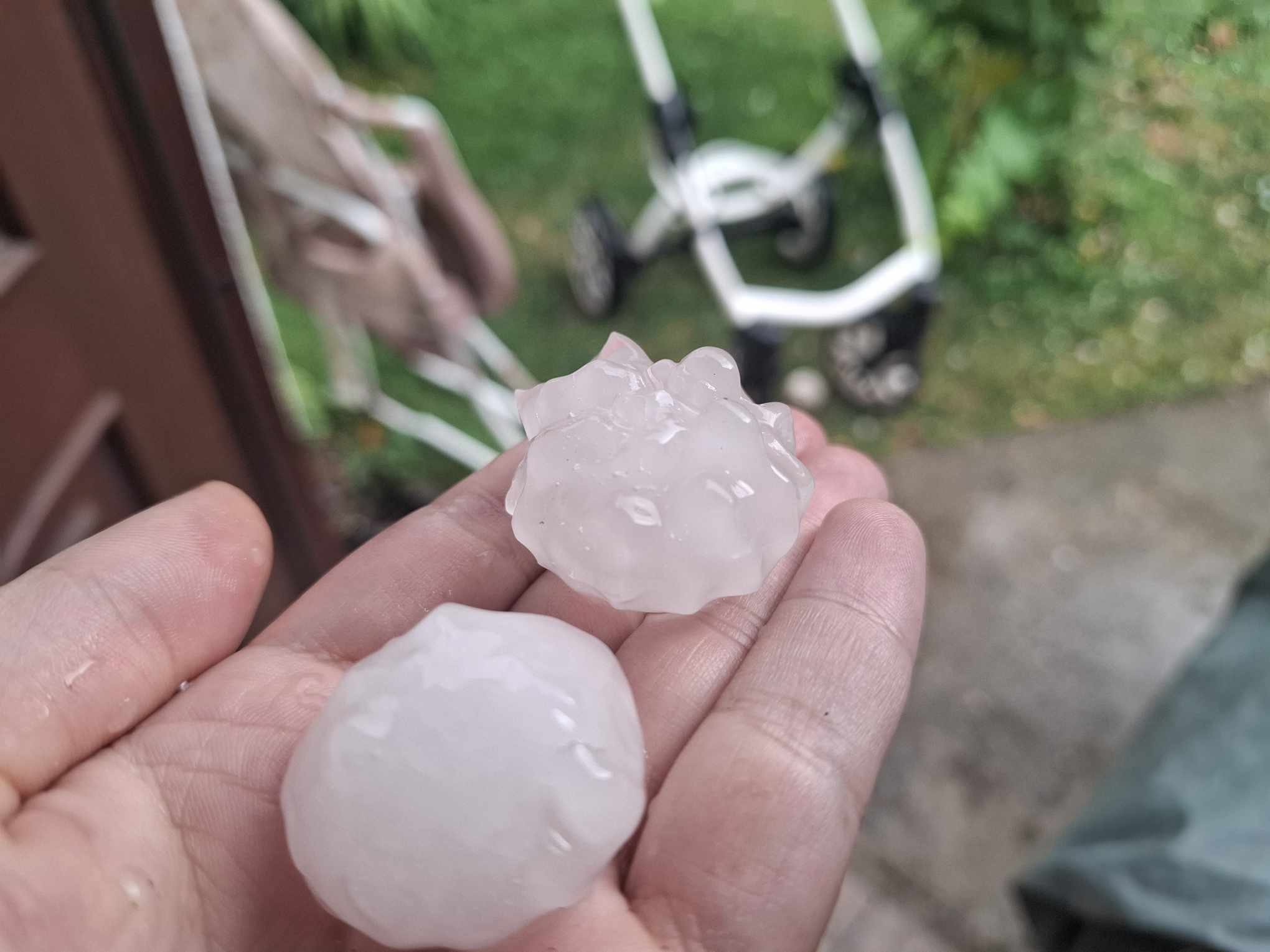 (FOTO/VIDEO) STRAVIČNO NEVRIJEME POGODILO BANJALUKU! Jaka kiša praćena ledom veličine oraha uplašila građane