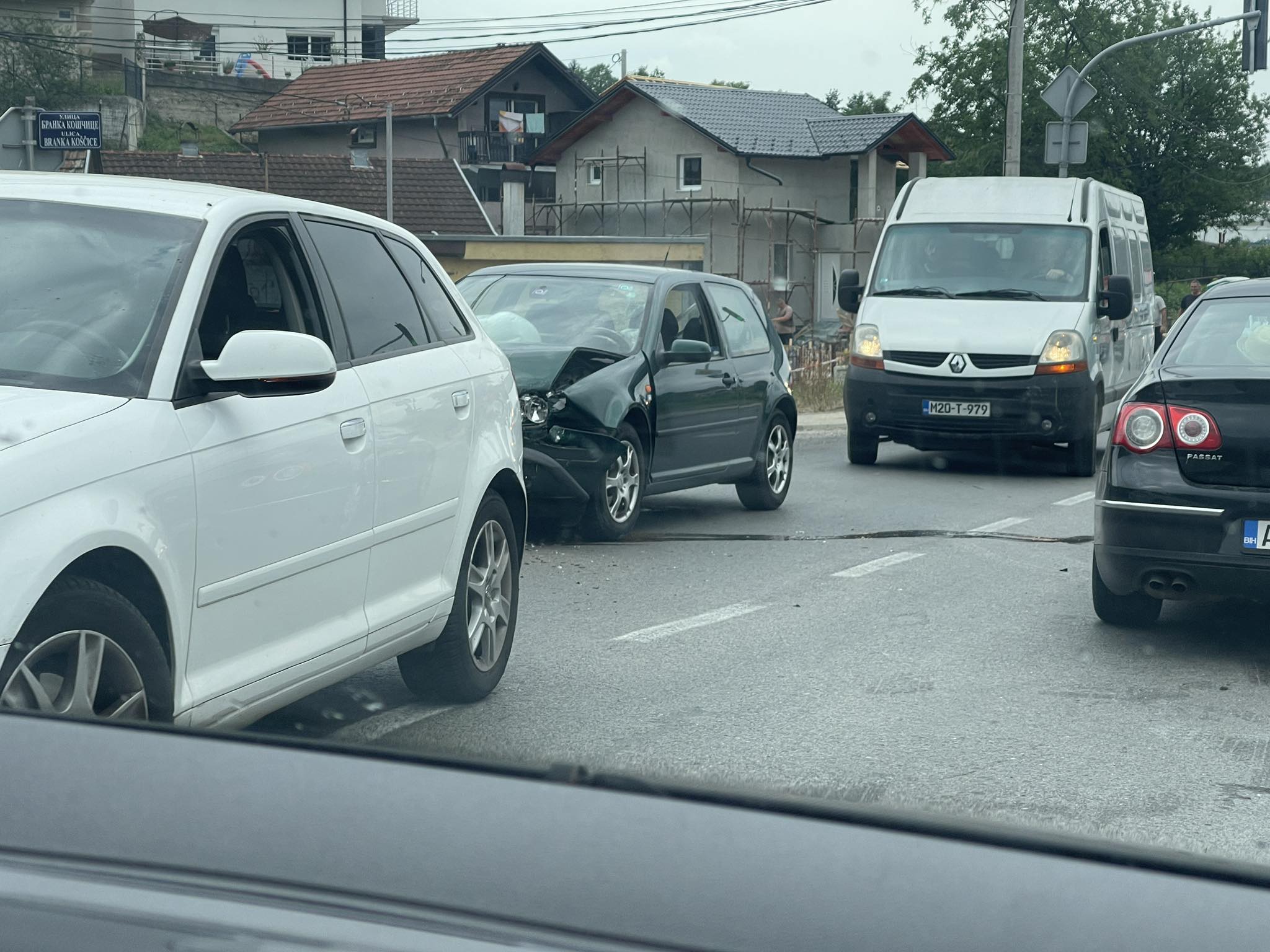 (FOTO) UDES U BANJALUCI Pričinjena materijalna šteta, saobraćaj usporen