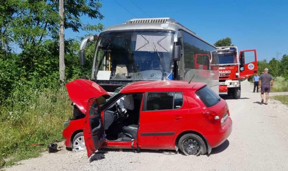 PRVE FOTOGRAFIJE STRAVIČNE NESREĆE KOD PRIJEDORA U jezivom sudaru autobusa i “Škode” poginula žena
