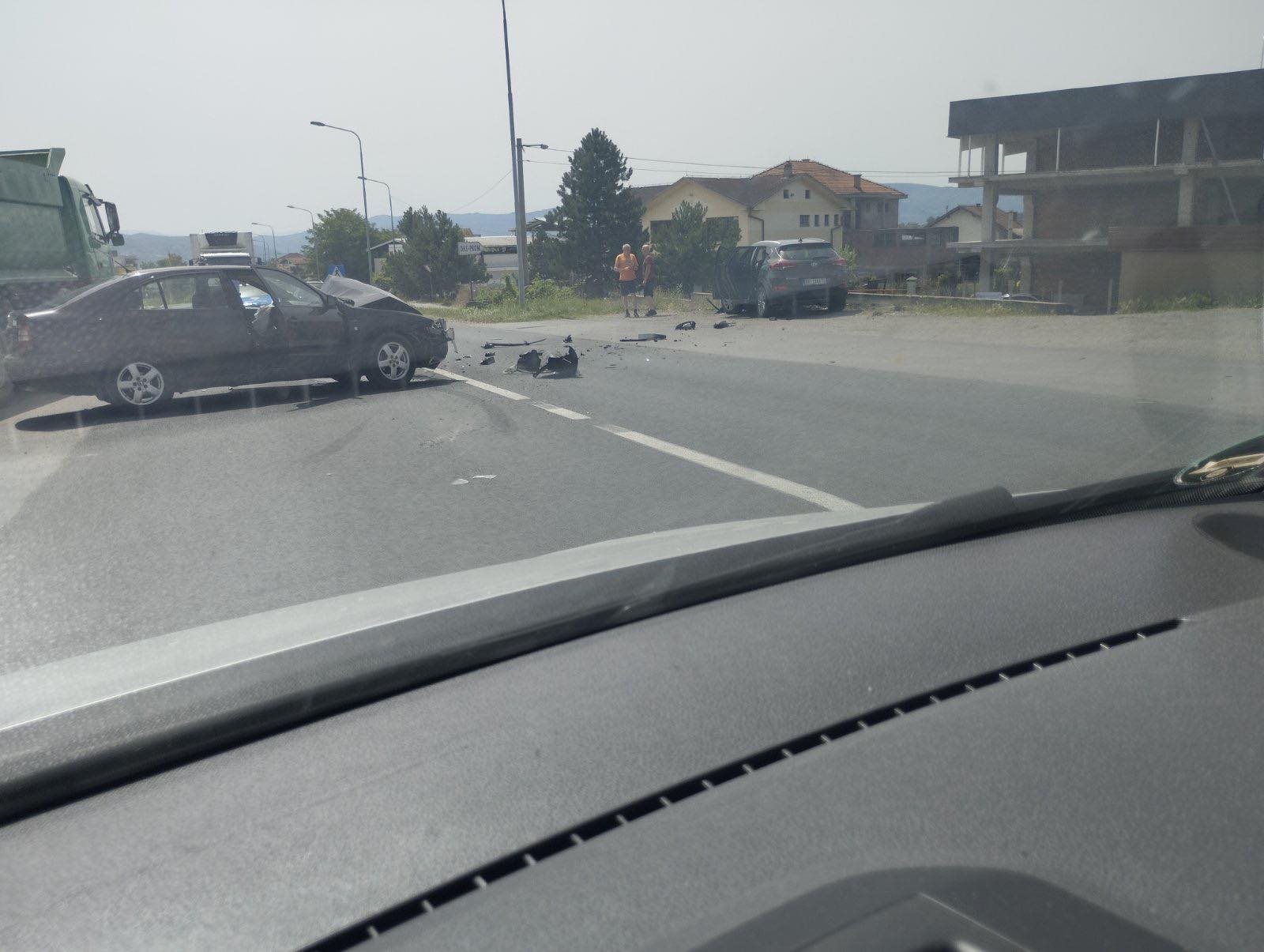 (FOTO) DIJELOVI AUTOMOBILA RASUTI PO PUTU Udes kod Banjaluke, saobraćaj otežan