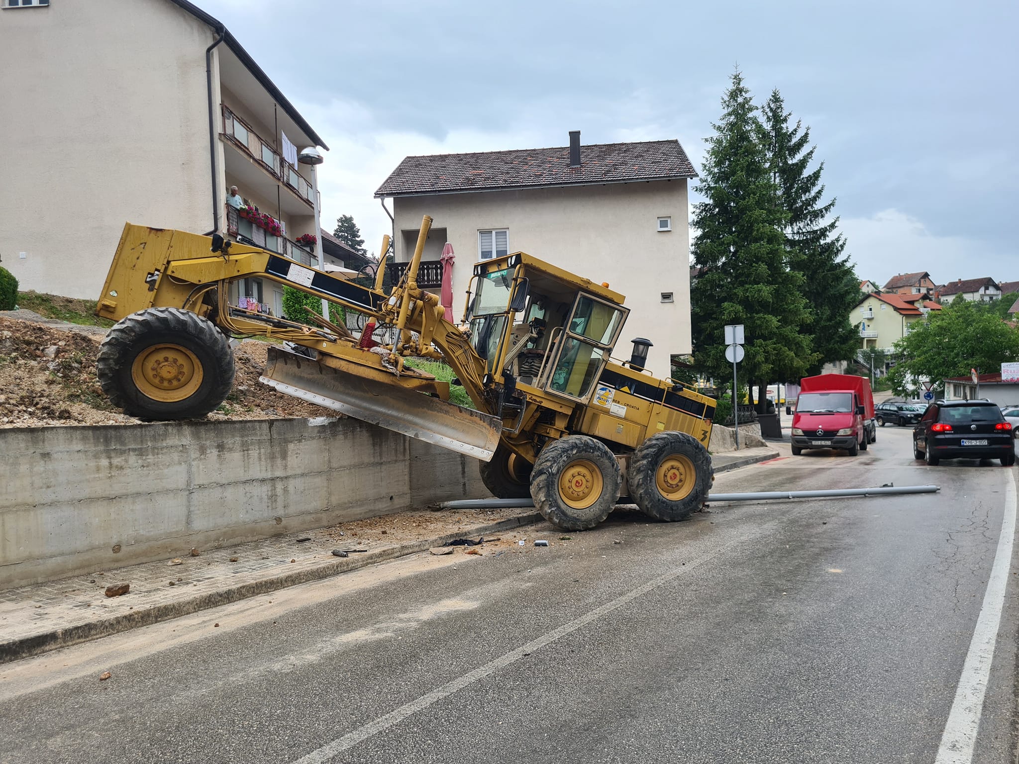 VELIKA DRAMA Greder sletio sa puta, vozač prilikom iskakanja zadobio povrede