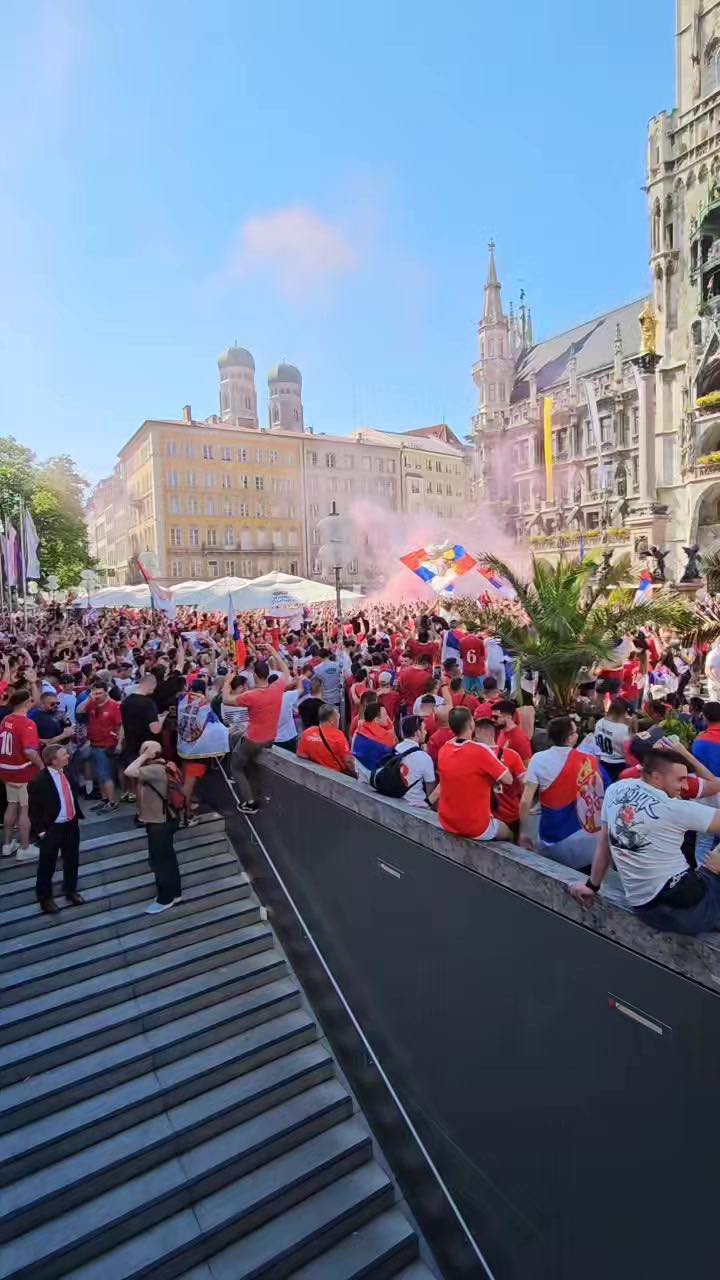 (FOTO/VIDEO) PRIZORI IZ EPICENTRA NAVIJAČKOG LUDILA Srbi okupirali Minhen, čeka se početak meča sa Dancima