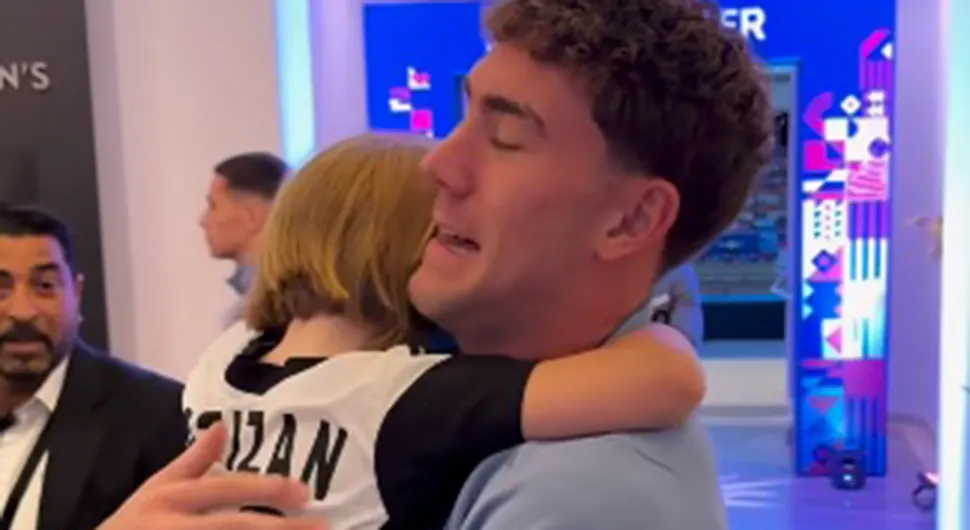 (VIDEO) NIJE MOGLA DA SAKRIJE SUZE Pogledajte emotivni susret Vlahovića i malene djevojčice o kojem priča svijet