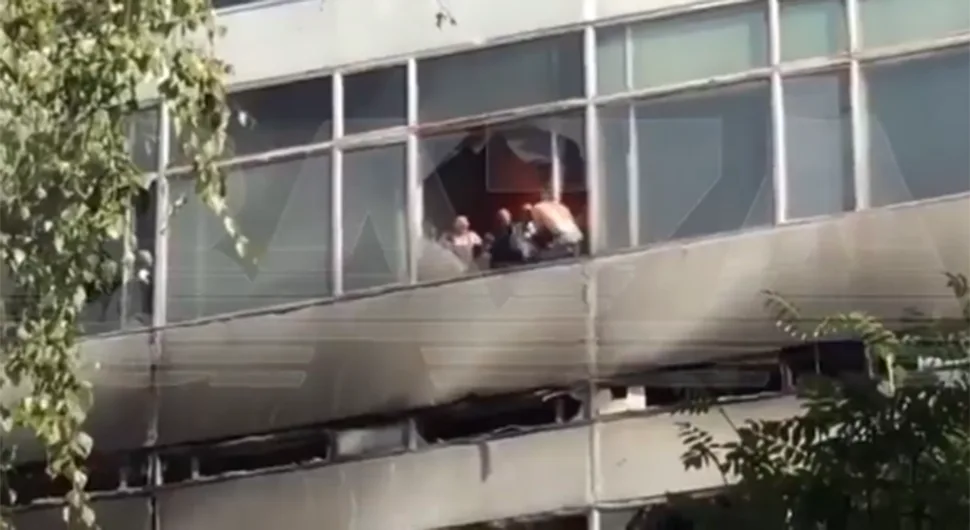 (UZNЕMIRUJUĆI VIDEO) Stravični snimci požara kod Moskve: Ljudi skakali kroz prozor, osam ljudi poginulo