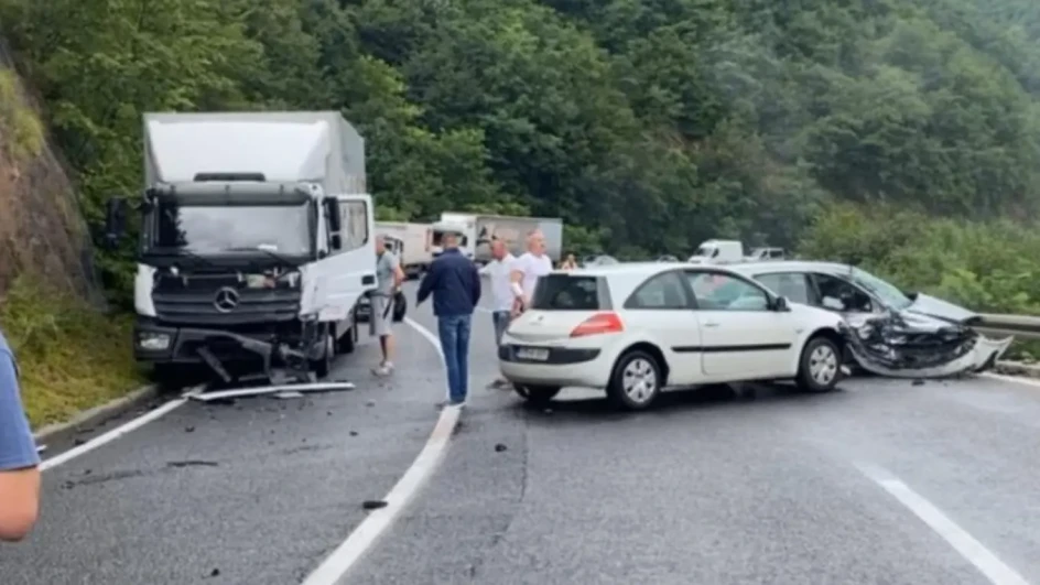 TEŠKA SAOBRAĆAJKA NA BRADINI Saobraćaj potpuno obustavljen