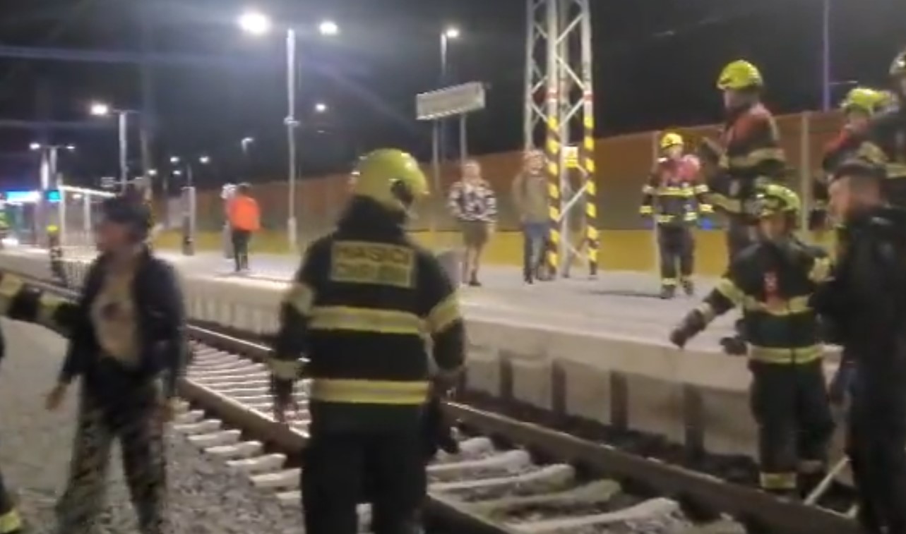 (FOTO/VIDEO) PRVI SNIMCI STRAVIČNOG SUDARA VOZOVA U ČEŠKOJ Četiri osobe poginule, 23 povrijeđene