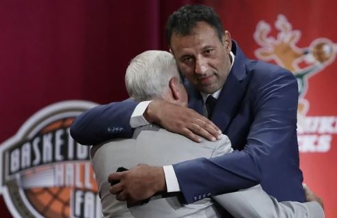 (FOTO) "HVALA TI ZA SVE, POČIVAJ U MIRU..." Vlade Divac teško podnio smrt prijatelja, ovako se oprostio od njega