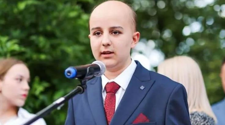 (FOTO) "PONOSNI SMO NA SVE ŠTO JESI!" Dječak iz BiH pobijedio leukemiju, pa postao učenik generacije