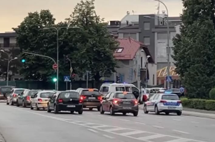 SAOBRAĆAJNA NESREĆA KOD ZGRADE VLADE Sudarili se automobil i električni trotinet, uviđaj u toku